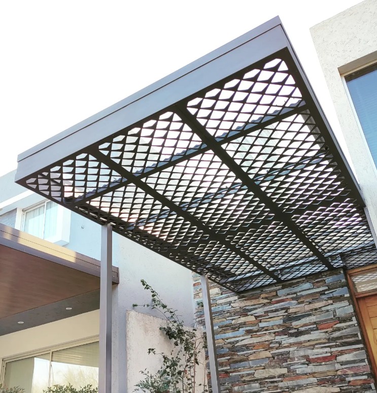 Pérgola de metal desplegado sobre acceso