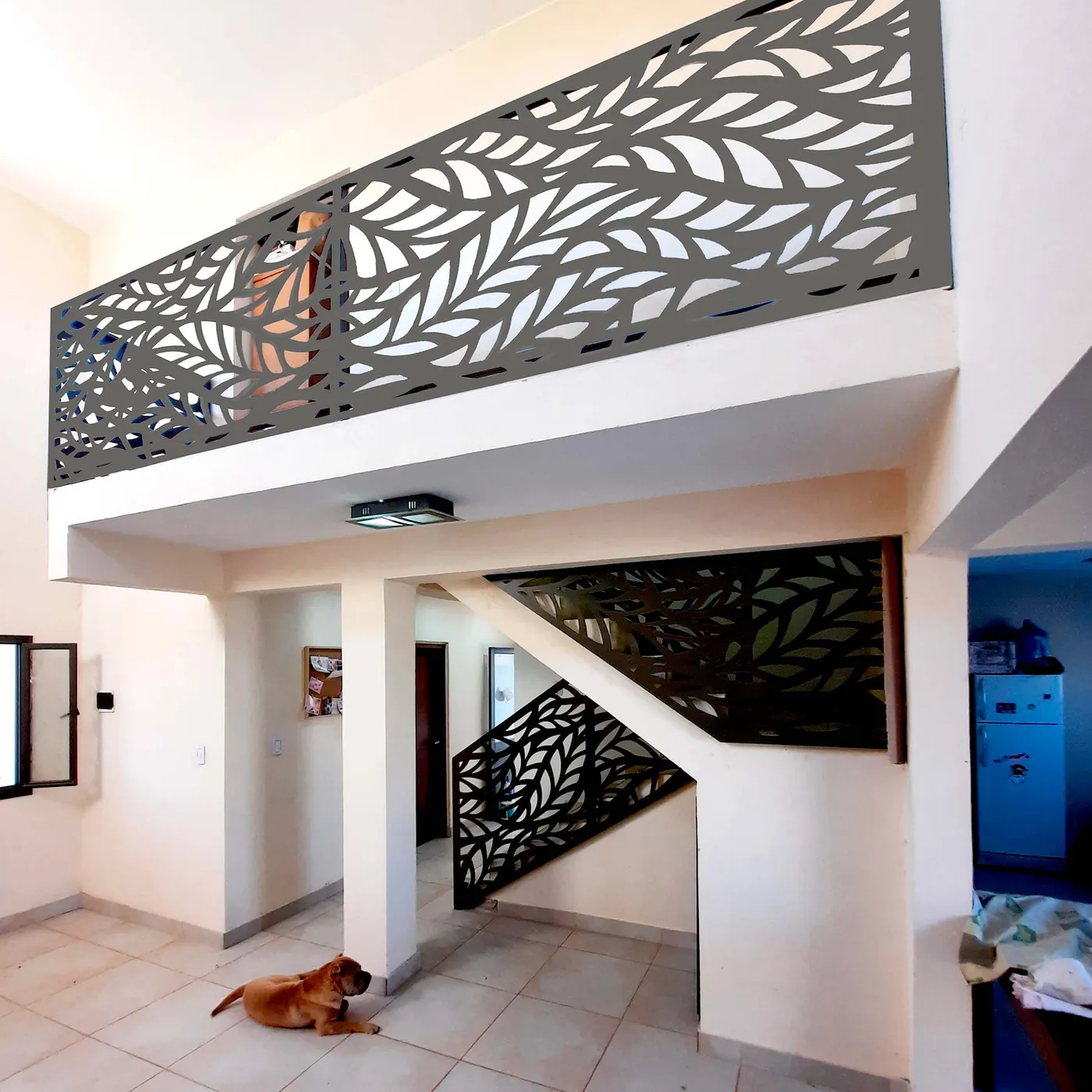 Escalera con baranda calada