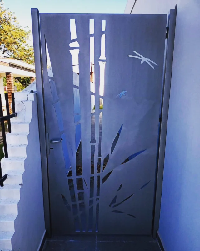 Welcome home!🚪😁

#plasma #plasmacorte #puertas #botanico #diseño #arquitectura #chapacalada #acero #aceroenarquitectura