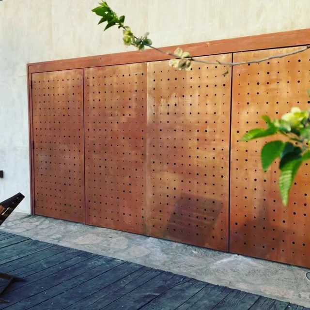 Cerramiento con un estilo rústico 😎. 

En este ventanal orientado al oeste, sirve para atenuar las luces de la tarde pero es a su vez completamente rebatible para disfrutar de unos mates mirando las sierras. 

¿Que te parece?

¡Gracias @natypaez_ por confiarnos tu espacio!

#plasma #cerramientos #corteplasma #chapaplasma #acero #rejas #decoplasma #decoraciónplasma