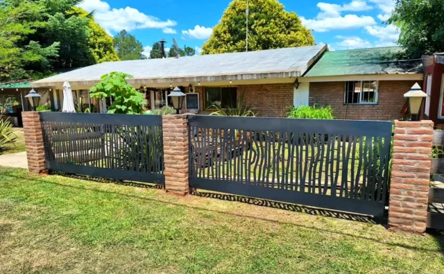 Arrancamos el año con otro hermoso portón en estilo botánico para nuestros amigos de @restaurante_los_gringos !! 🍽 

¡Acércate a descubrirlo y probar sus deliciosas comidas!