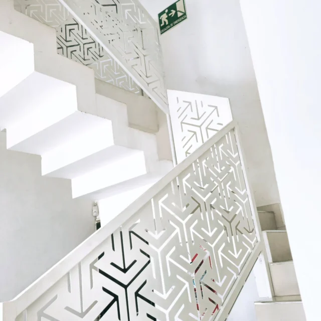 ✨ Transformamos ideas en espacios soñados ✨

Esta moderna escalera de oficina, con su diseño geométrico en blanco, es una muestra de cómo el corte de chapa láser y plasma puede llevar el diseño arquitectónico al siguiente nivel. 🏢⚡

🎯 ¿Estás pensando en renovar tus espacios?
Contáctanos y hagamos realidad tus proyectos con precisión y estilo. 🛠️💡

#Plasmart #DiseñoGeometrico #EspaciosSoñados #CorteLáser #Innovación #ArquitecturaModerna #diseñooficinas